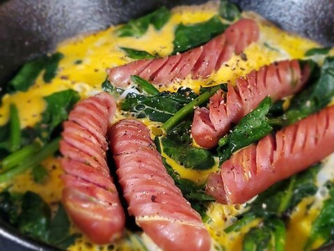 朝食にぴったり!【卵とほうれん草とソーセージ焼き】